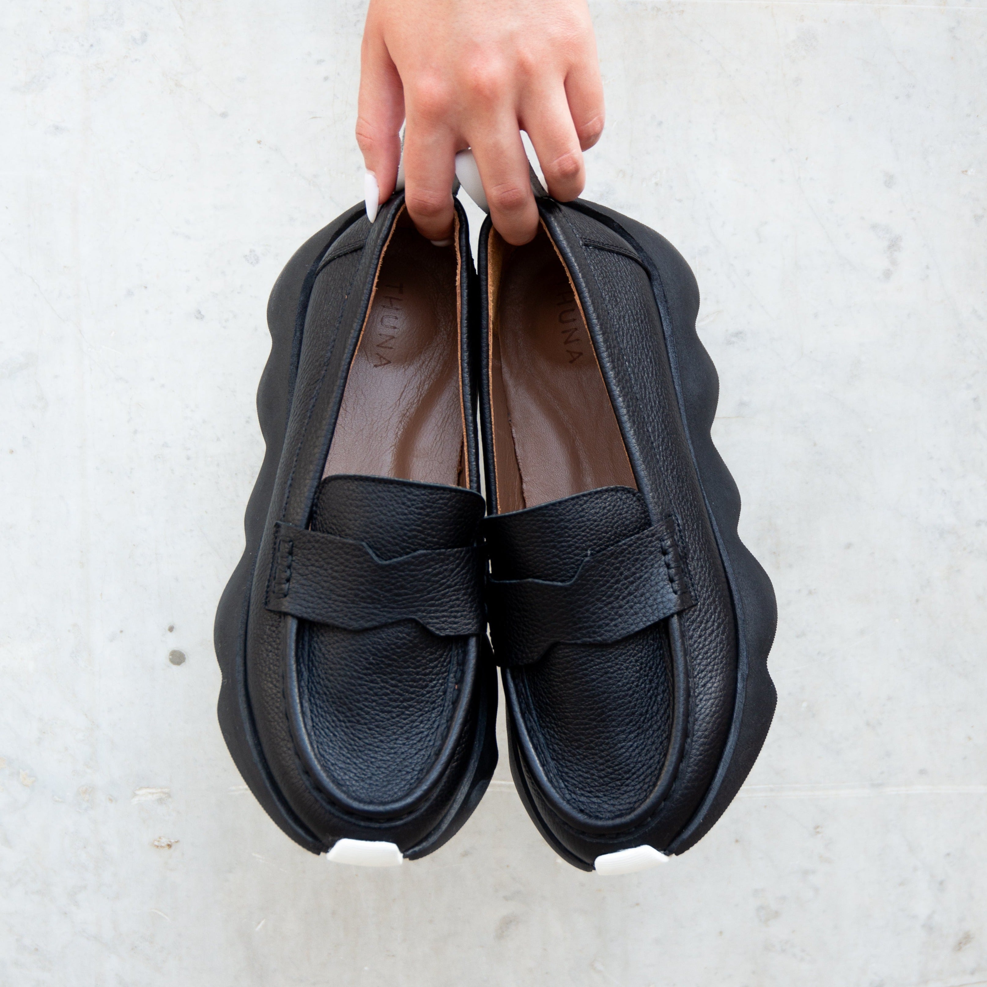 Dahlia black loafer - THUNA